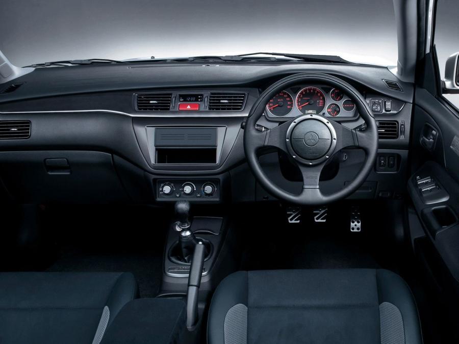 Торпедо Mitsubishi Lancer Evolution IX Wagon 2005 года  (фото 10 из 22)